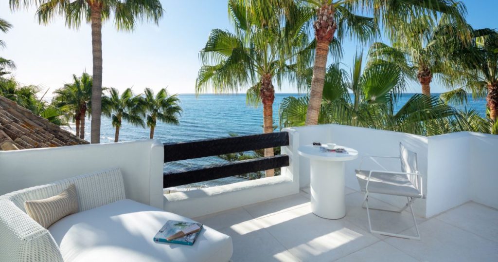 Marbella apartment with beach views